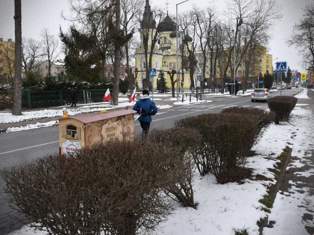 Hrubieszów: Biegnie dookoła Polski. Śpi w wózku, który ciągnie [ZDJĘCIA]