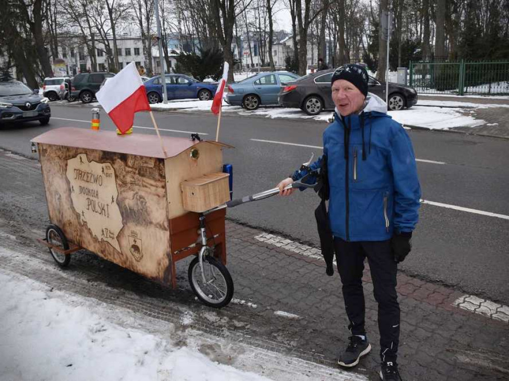 Hrubieszów: Biegnie dookoła Polski. Śpi w wózku, który ciągnie [ZDJĘCIA]