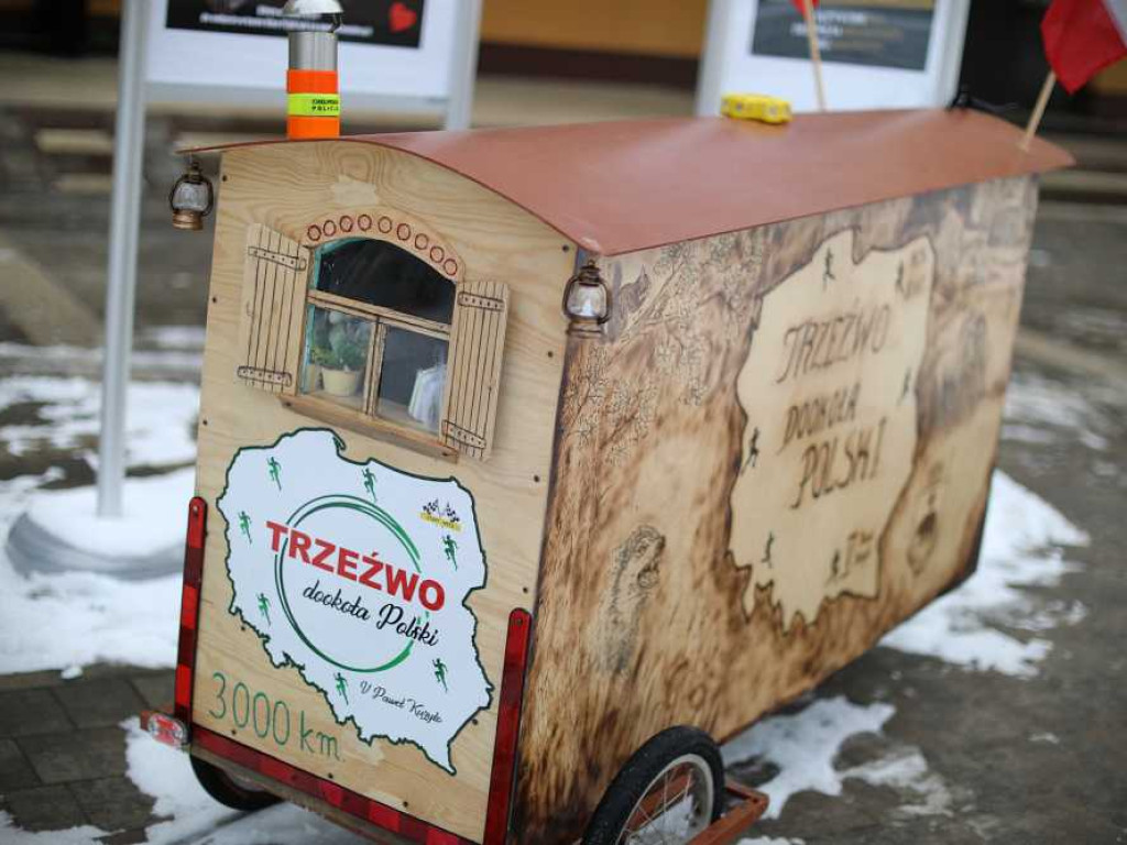 Hrubieszów: Biegnie dookoła Polski. Śpi w wózku, który ciągnie [ZDJĘCIA]