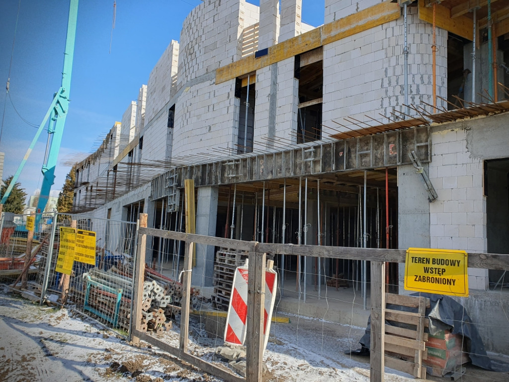 Hrubieszów: Trwa budowa bloku przy ul. Różanej [ZDJĘCIA]