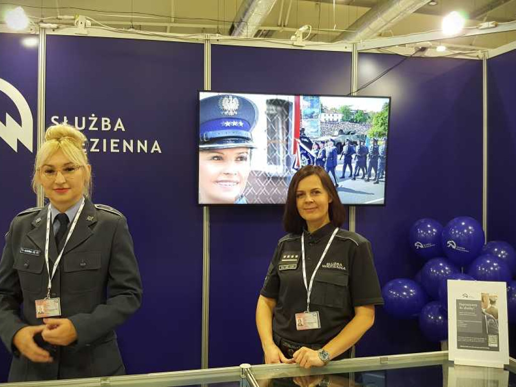Kobiety w mundurach za więziennym murem [ZDJĘCIA]