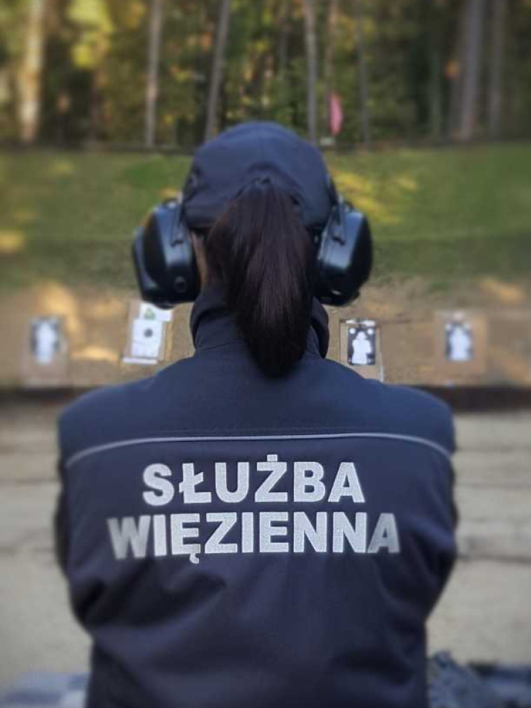 Kobiety w mundurach za więziennym murem [ZDJĘCIA]