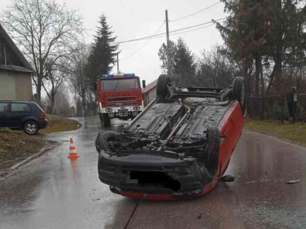 Wypadek i dachowanie w Mołodiatyczach [ZDJĘCIA]