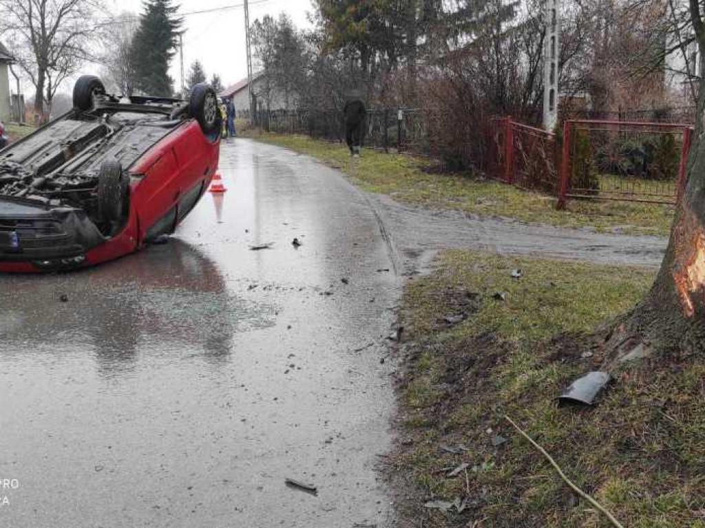 Wypadek i dachowanie w Mołodiatyczach [ZDJĘCIA]