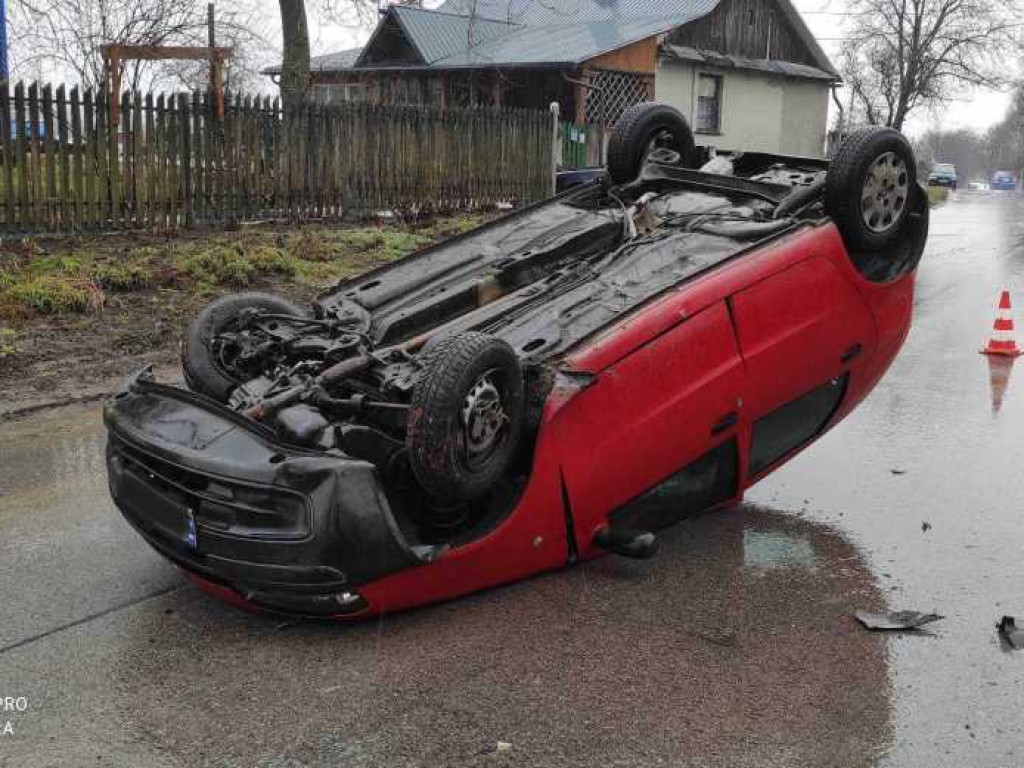 Wypadek i dachowanie w Mołodiatyczach [ZDJĘCIA]