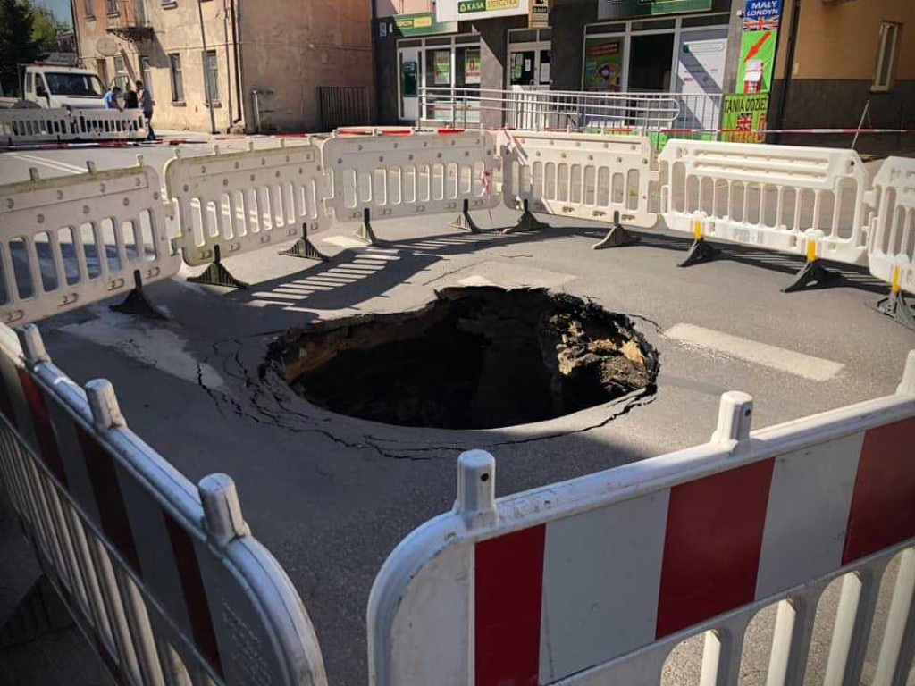 Hrubieszów: Wielka dziura na Narutowicza. Podziemia znów przypominają o sobie! [ZDJĘCIA]