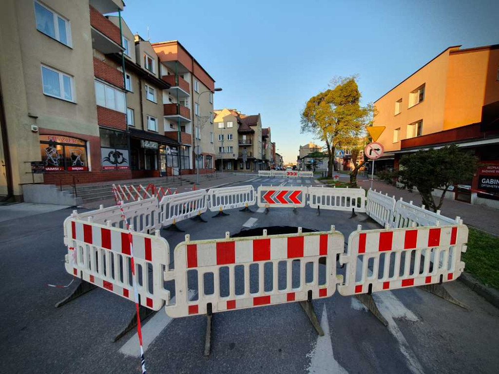 Hrubieszów: Wielka dziura na Narutowicza. Podziemia znów przypominają o sobie! [ZDJĘCIA]