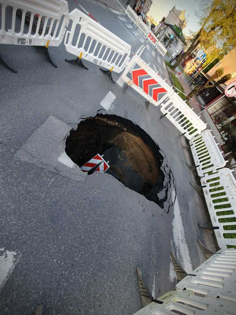 Hrubieszów: Wielka dziura na Narutowicza. Podziemia znów przypominają o sobie! [ZDJĘCIA]
