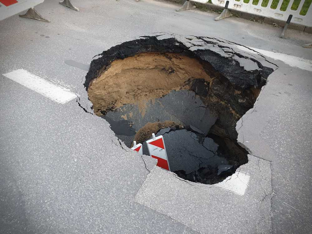 Hrubieszów: Wielka dziura na Narutowicza. Podziemia znów przypominają o sobie! [ZDJĘCIA]