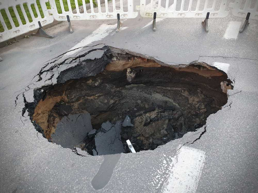 Hrubieszów: Wielka dziura na Narutowicza. Podziemia znów przypominają o sobie! [ZDJĘCIA]