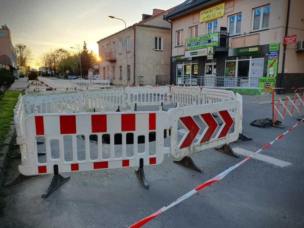 Hrubieszów: Wielka dziura na Narutowicza. Podziemia znów przypominają o sobie! [ZDJĘCIA]