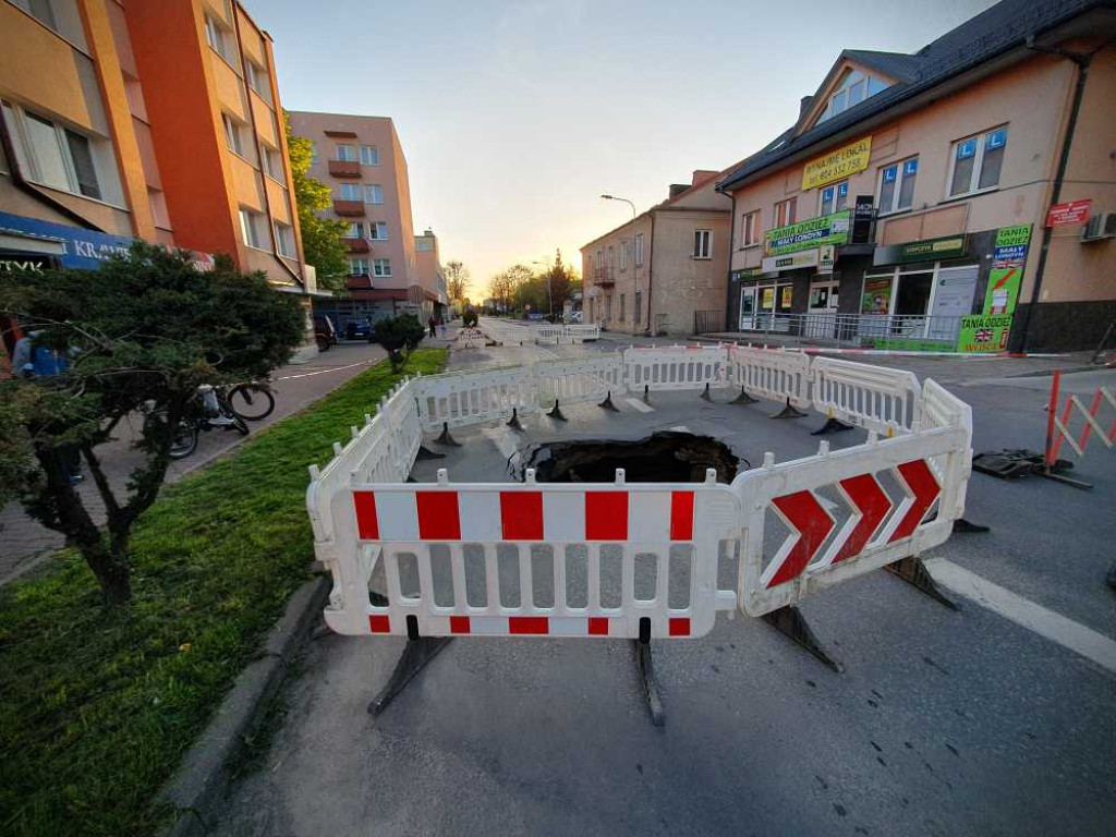 Hrubieszów: Wielka dziura na Narutowicza. Podziemia znów przypominają o sobie! [ZDJĘCIA]