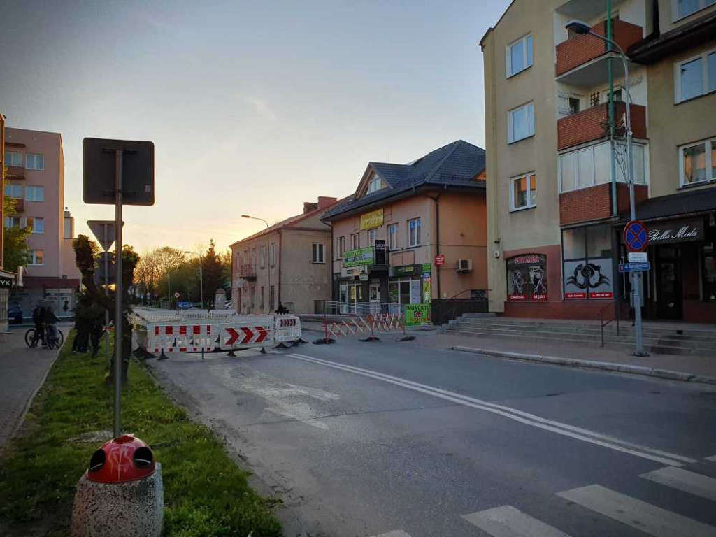 Hrubieszów: Wielka dziura na Narutowicza. Podziemia znów przypominają o sobie! [ZDJĘCIA]