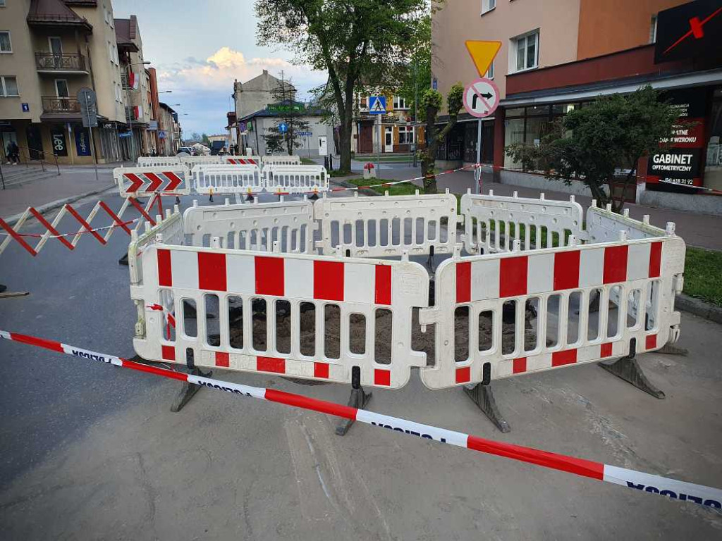 Hrubieszów: Trwa zasypywanie dziury [ZDJĘCIA]