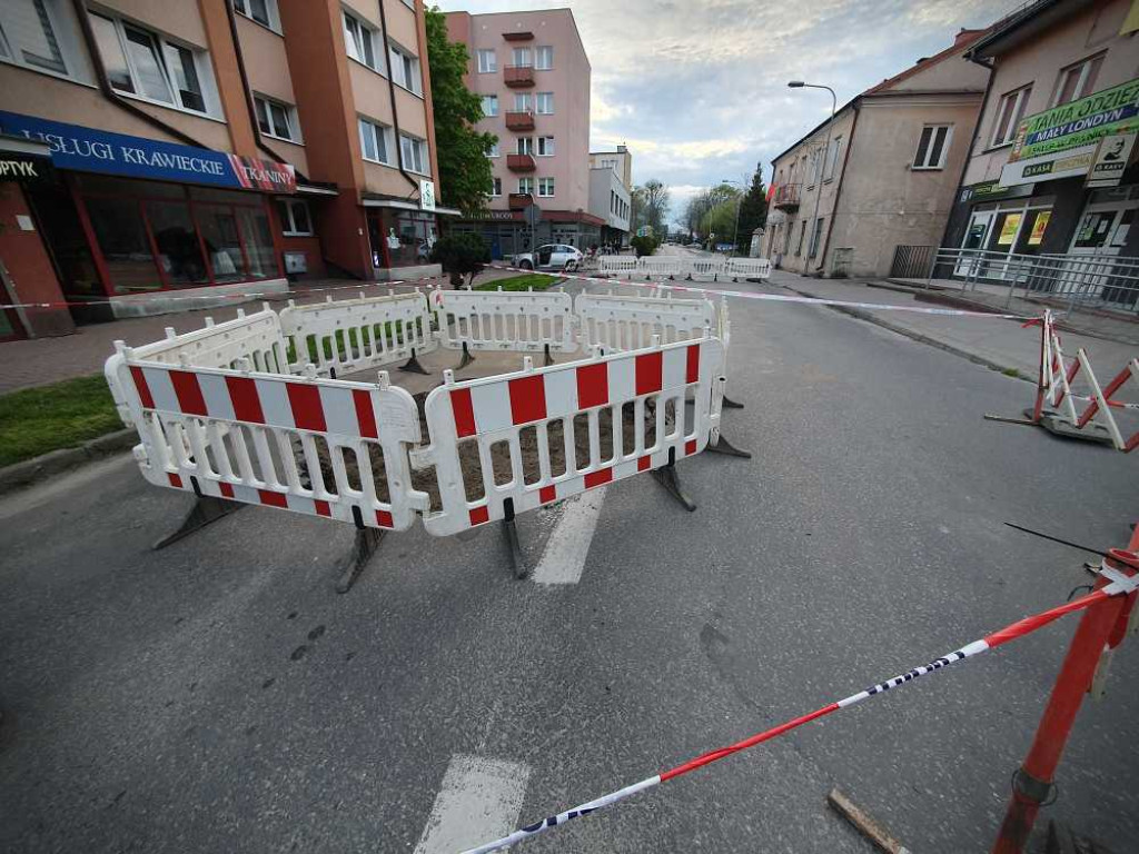 Hrubieszów: Trwa zasypywanie dziury [ZDJĘCIA]