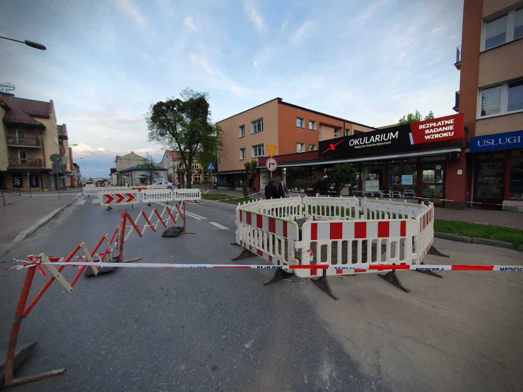 Hrubieszów: Trwa zasypywanie dziury [ZDJĘCIA]