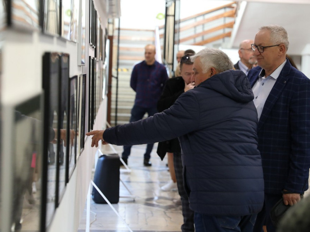 Hrubieszów: Dyskretny urok przemijania... Wernisaż wystawy Alfreda Przybysza [ZDJĘCIA]