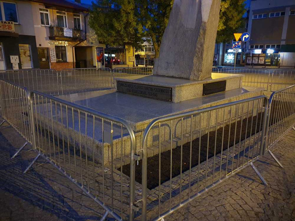 Hrubieszów: Powstaje nowy kwietnik na Rynku [ZDJĘCIA]