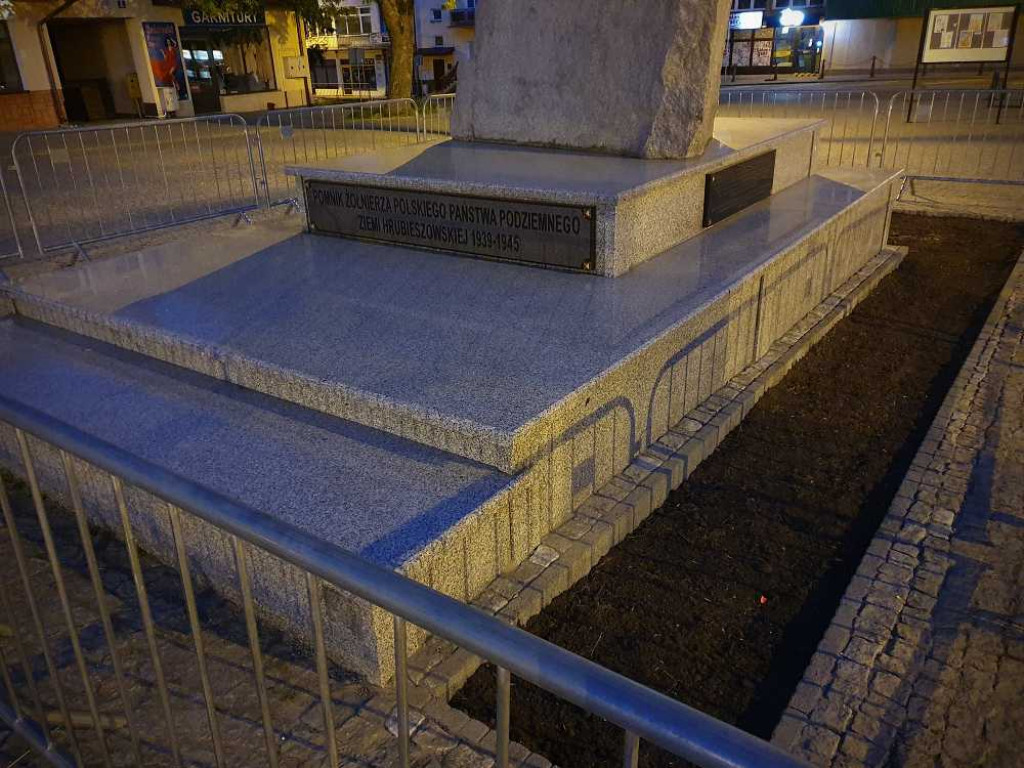 Hrubieszów: Powstaje nowy kwietnik na Rynku [ZDJĘCIA]