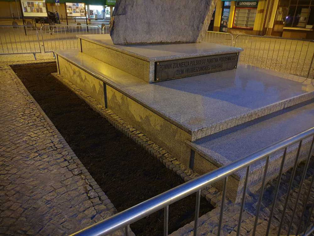 Hrubieszów: Powstaje nowy kwietnik na Rynku [ZDJĘCIA]
