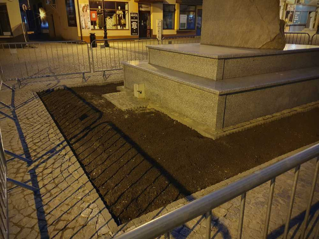 Hrubieszów: Powstaje nowy kwietnik na Rynku [ZDJĘCIA]