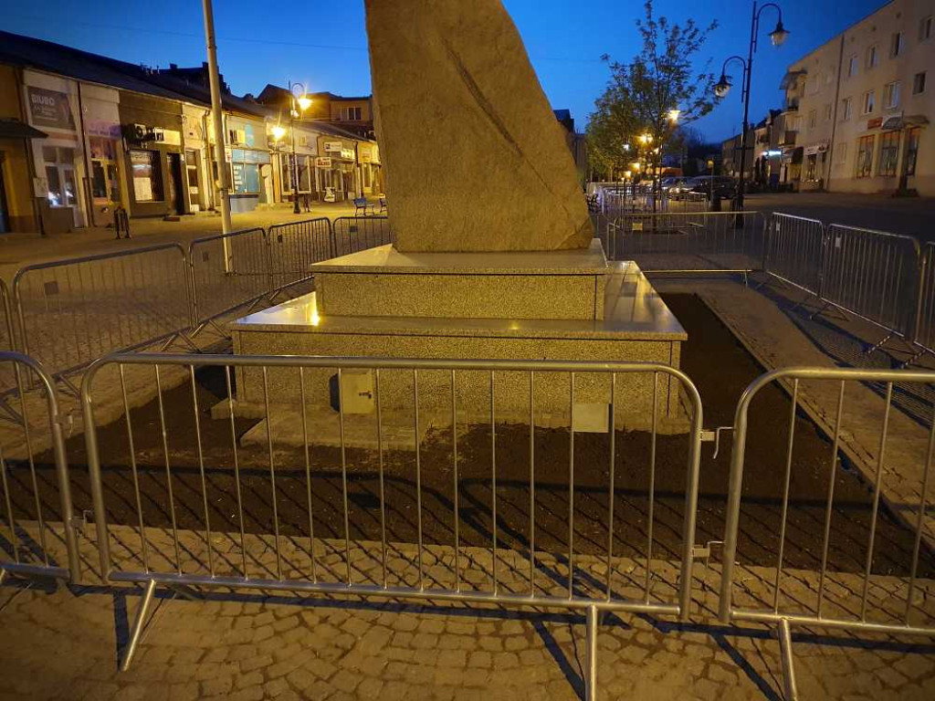 Hrubieszów: Powstaje nowy kwietnik na Rynku [ZDJĘCIA]