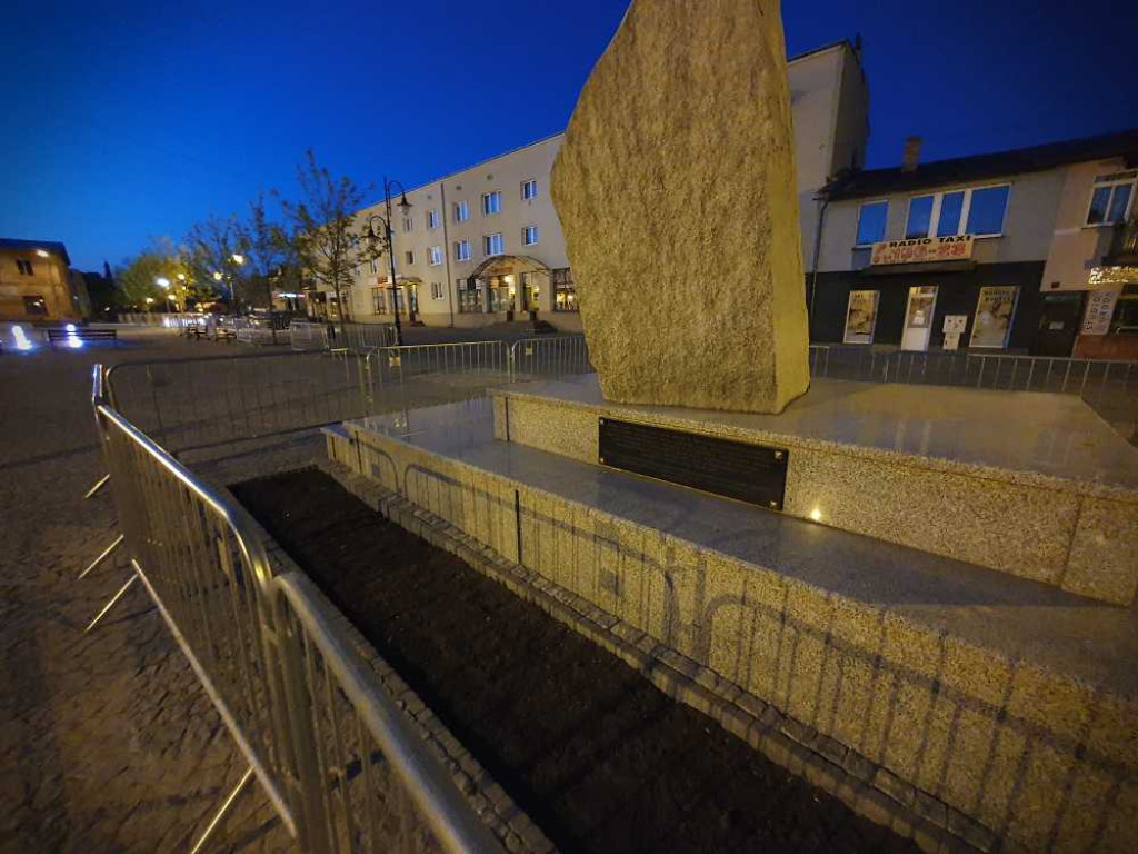 Hrubieszów: Powstaje nowy kwietnik na Rynku [ZDJĘCIA]