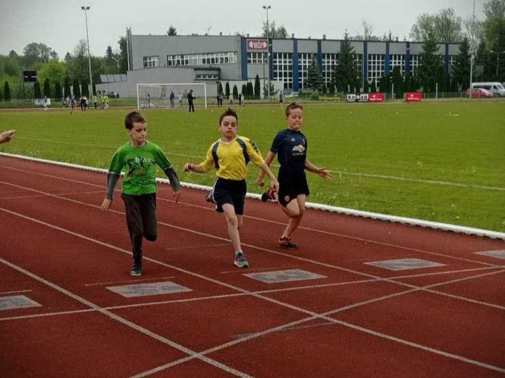 Awans chłopców z SP 1 i SP 2 do finału wojewódzkiego w czwórboju i trójboju la