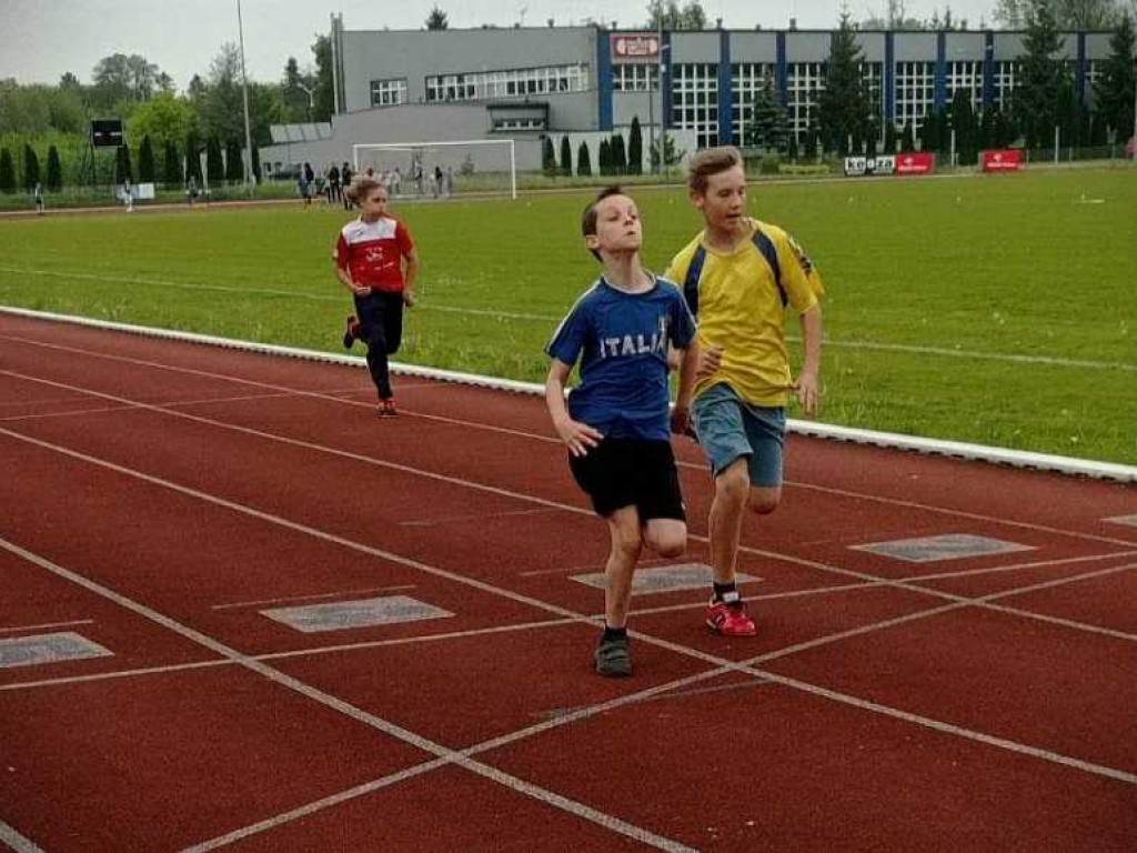 Awans chłopców z SP 1 i SP 2 do finału wojewódzkiego w czwórboju i trójboju la