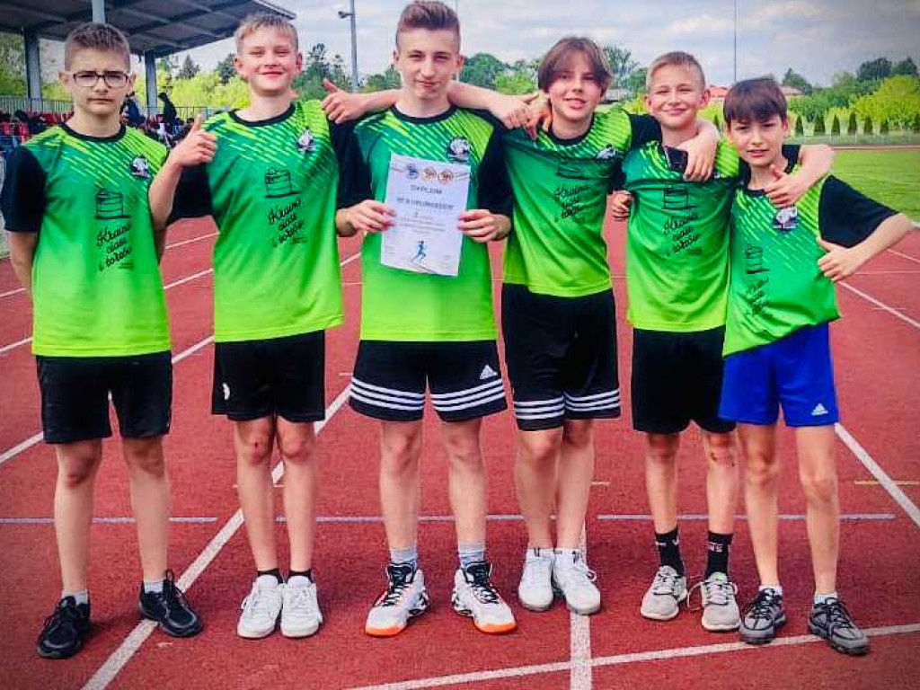 Awans chłopców z SP 1 i SP 2 do finału wojewódzkiego w czwórboju i trójboju la