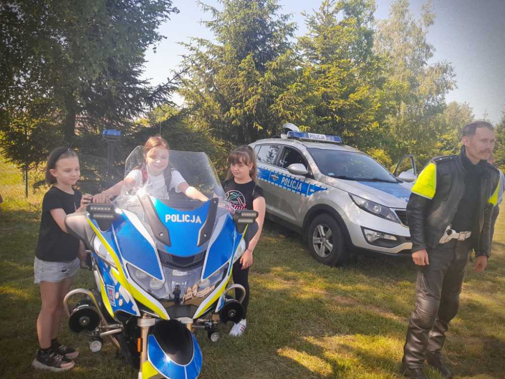 Dzień Dziecka z policjantami, leśnikami, strażnikami i sierżantem Lwem [ZDJĘCIA]
