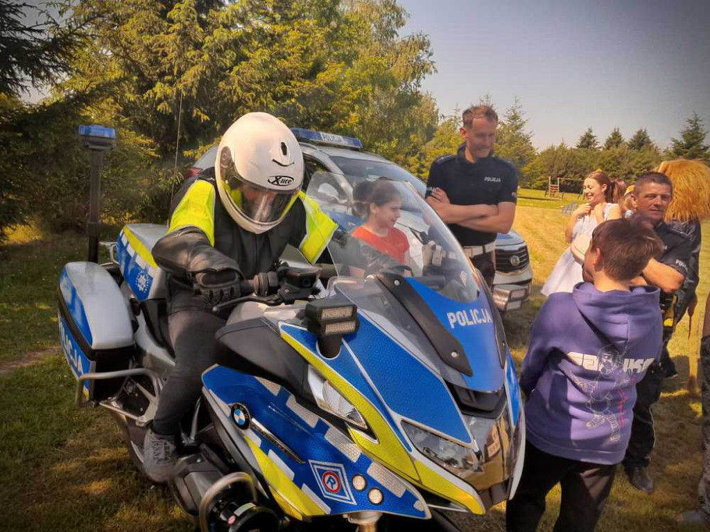 Dzień Dziecka z policjantami, leśnikami, strażnikami i sierżantem Lwem [ZDJĘCIA]