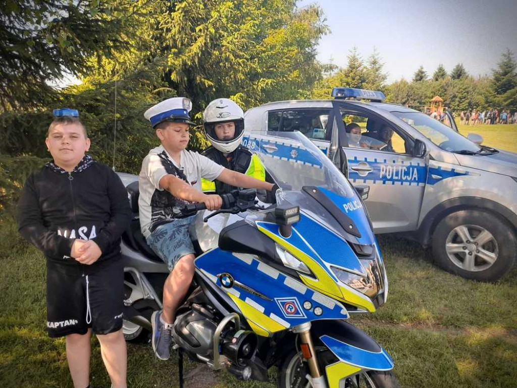 Dzień Dziecka z policjantami, leśnikami, strażnikami i sierżantem Lwem [ZDJĘCIA]