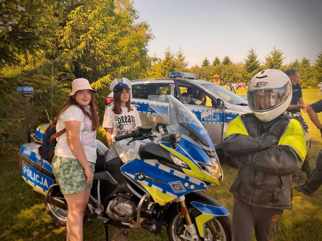 Dzień Dziecka z policjantami, leśnikami, strażnikami i sierżantem Lwem [ZDJĘCIA]