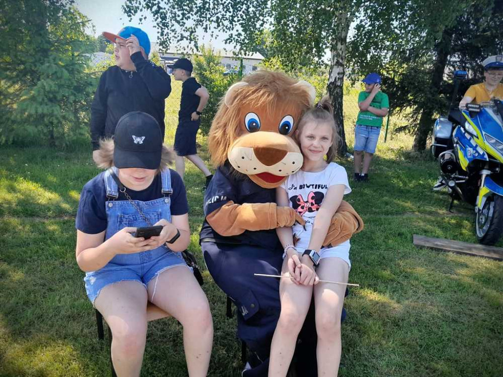Dzień Dziecka z policjantami, leśnikami, strażnikami i sierżantem Lwem [ZDJĘCIA]