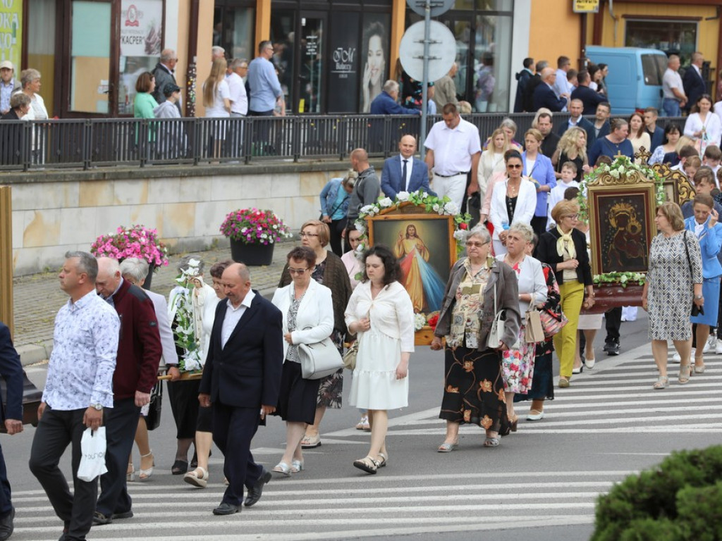 Hrubieszów: Procesja Bożego Ciała w parafiach św. Mikołaja i św. Stanisława Kostki [ZDJĘCIA]