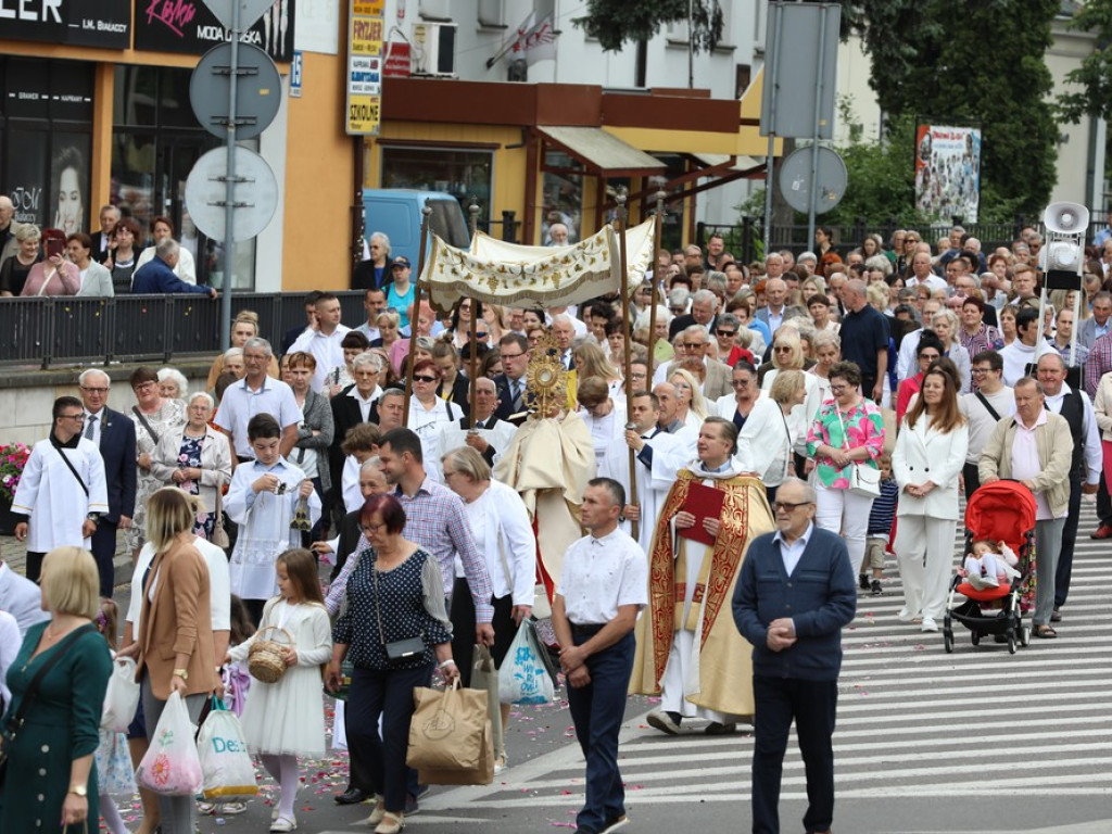 Hrubieszów: Procesja Bożego Ciała w parafiach św. Mikołaja i św. Stanisława Kostki [ZDJĘCIA]