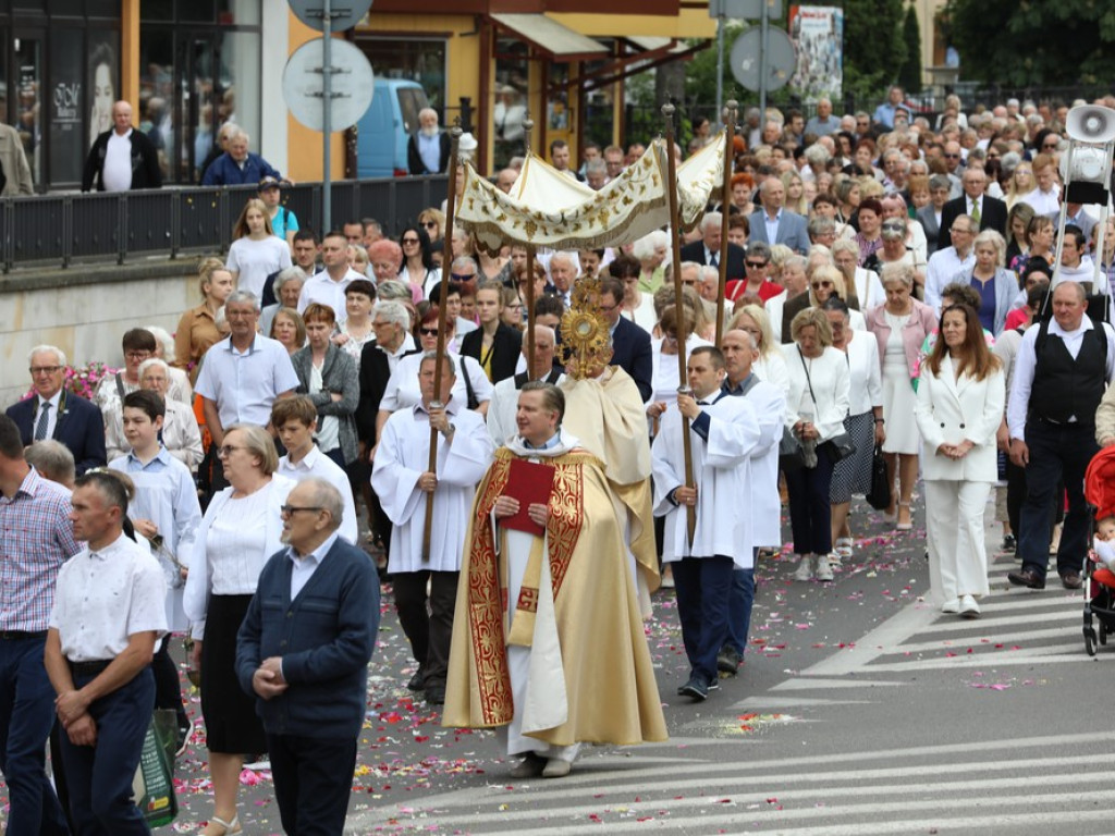 Hrubieszów: Procesja Bożego Ciała w parafiach św. Mikołaja i św. Stanisława Kostki [ZDJĘCIA]