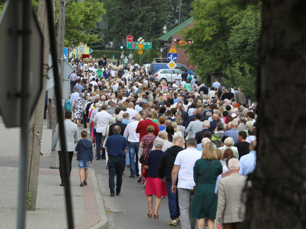 Hrubieszów: Procesja Bożego Ciała w parafiach św. Mikołaja i św. Stanisława Kostki [ZDJĘCIA]