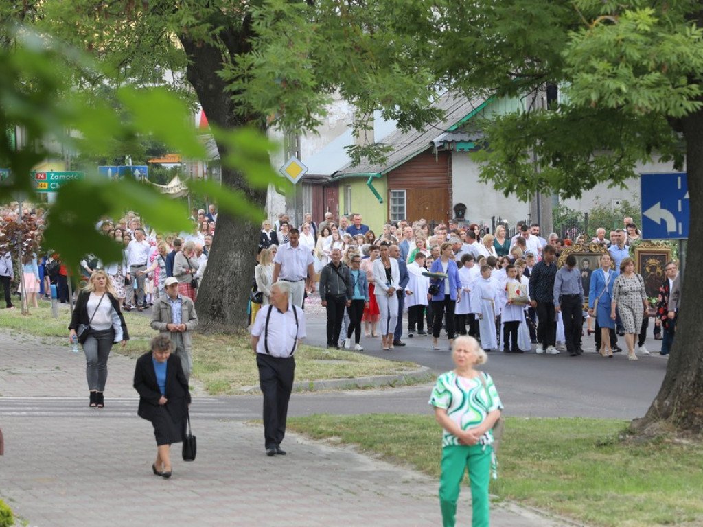 Hrubieszów: Procesja Bożego Ciała w parafiach św. Mikołaja i św. Stanisława Kostki [ZDJĘCIA]