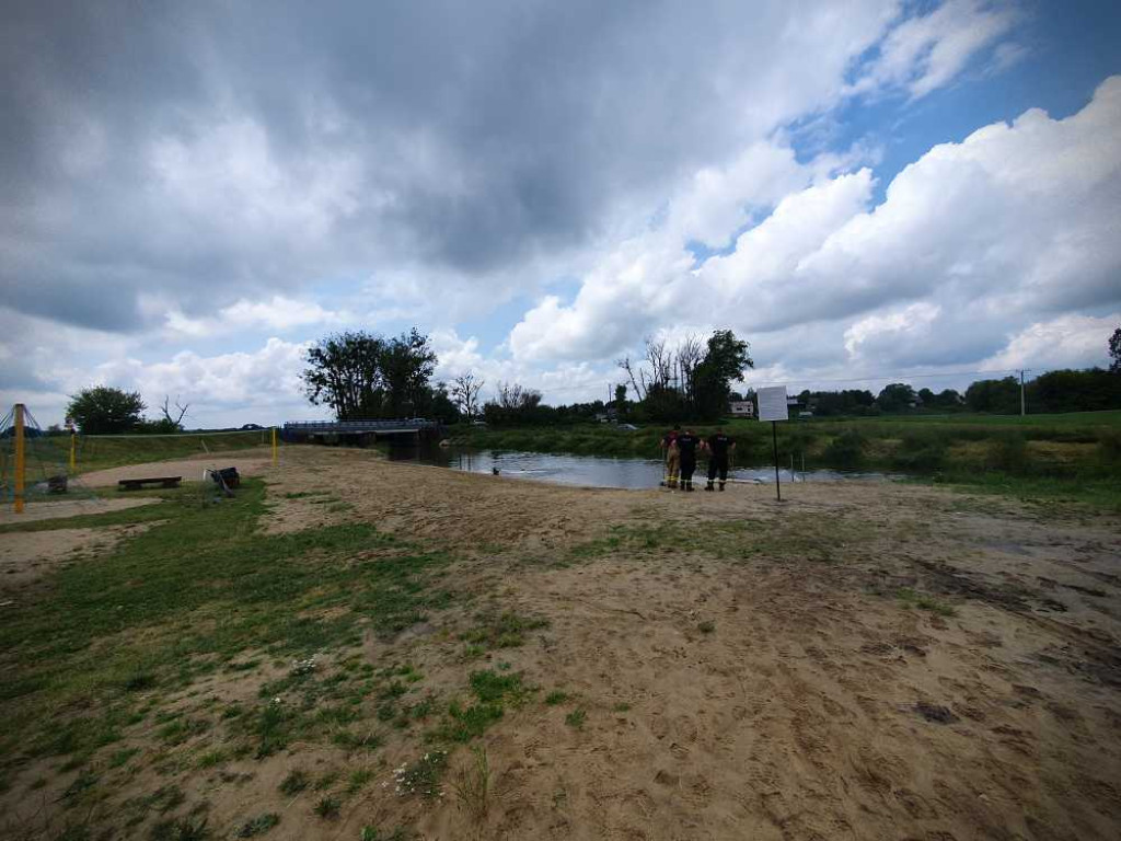 Hrubieszów: Śnięte ryby w Huczwie. Strażacy napowietrzają wodę [ZDJĘCIA]