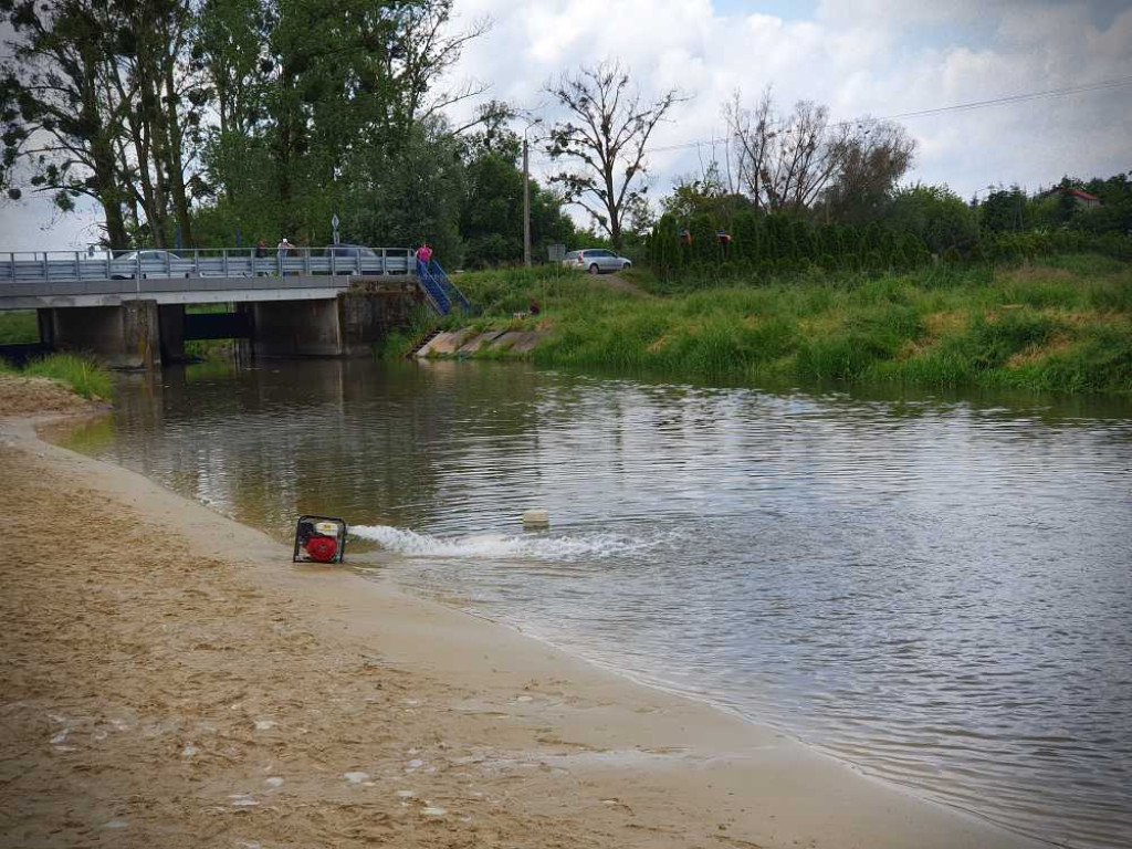 Hrubieszów: Śnięte ryby w Huczwie. Strażacy napowietrzają wodę [ZDJĘCIA]