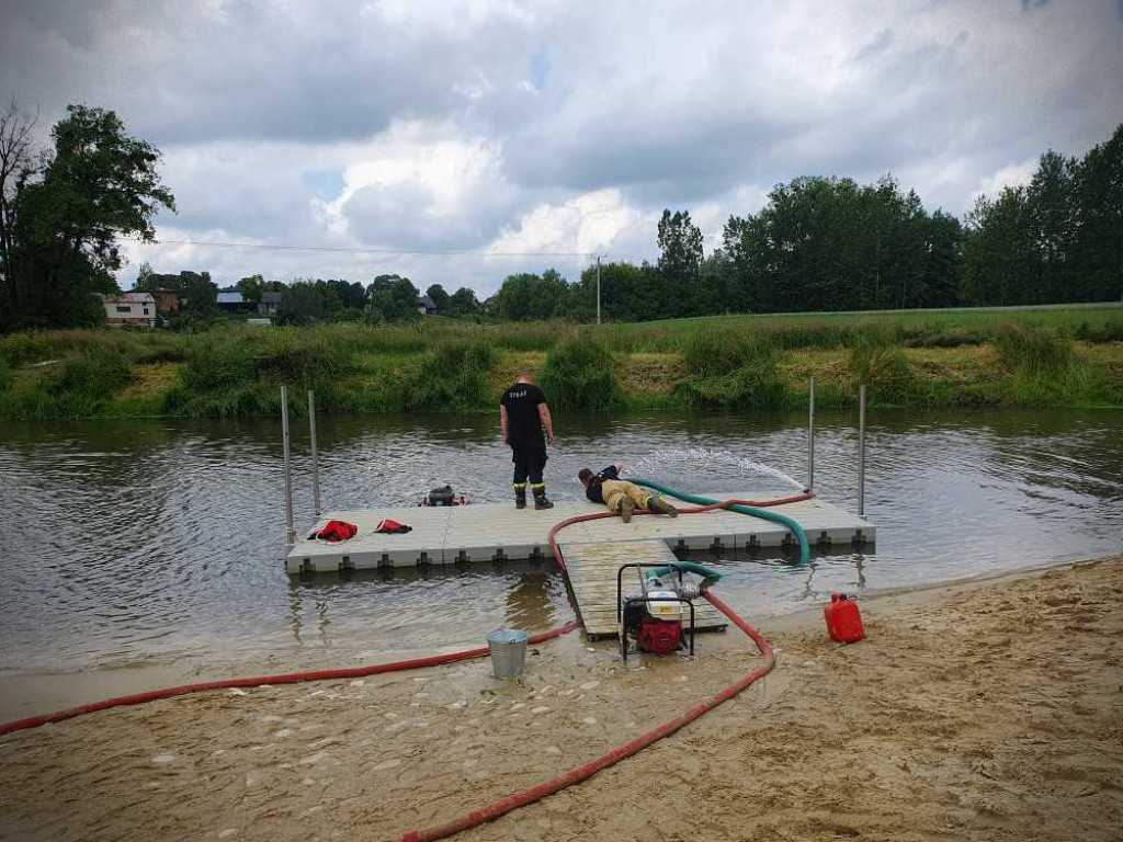 Hrubieszów: Śnięte ryby w Huczwie. Strażacy napowietrzają wodę [ZDJĘCIA]