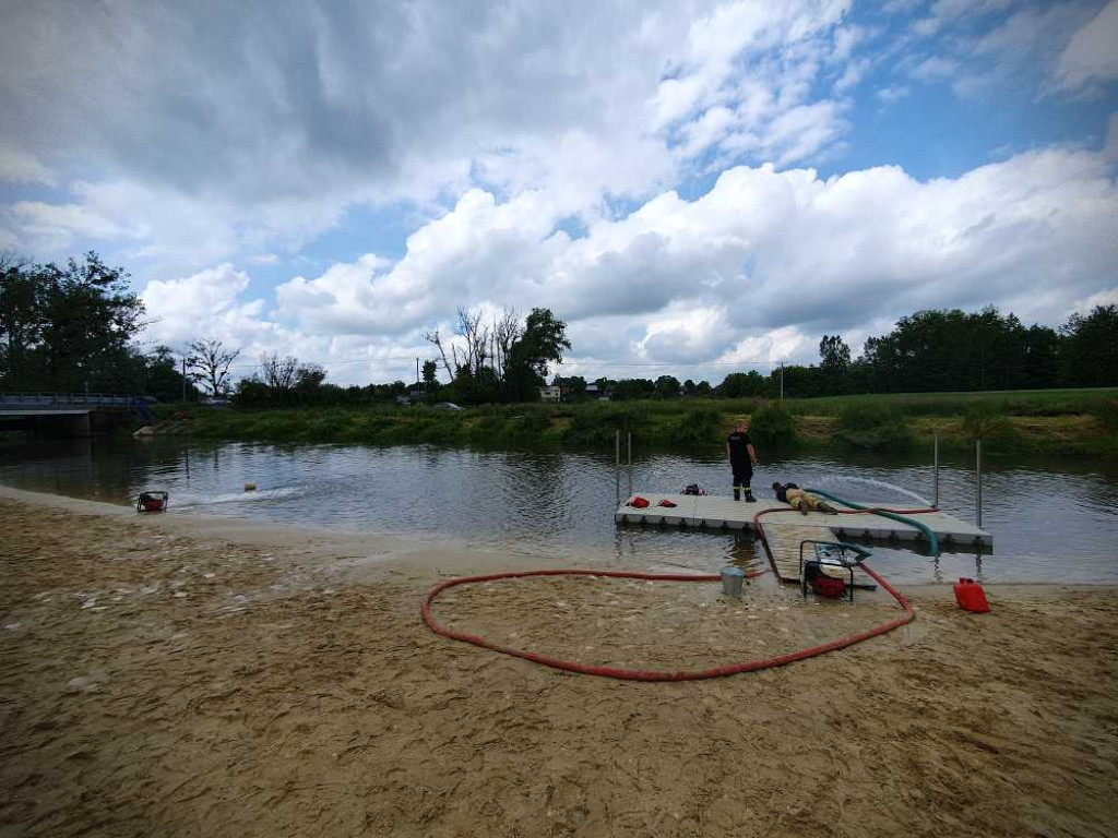 Hrubieszów: Śnięte ryby w Huczwie. Strażacy napowietrzają wodę [ZDJĘCIA]
