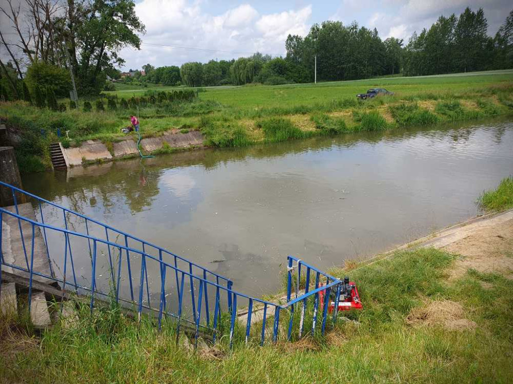 Hrubieszów: Śnięte ryby w Huczwie. Strażacy napowietrzają wodę [ZDJĘCIA]