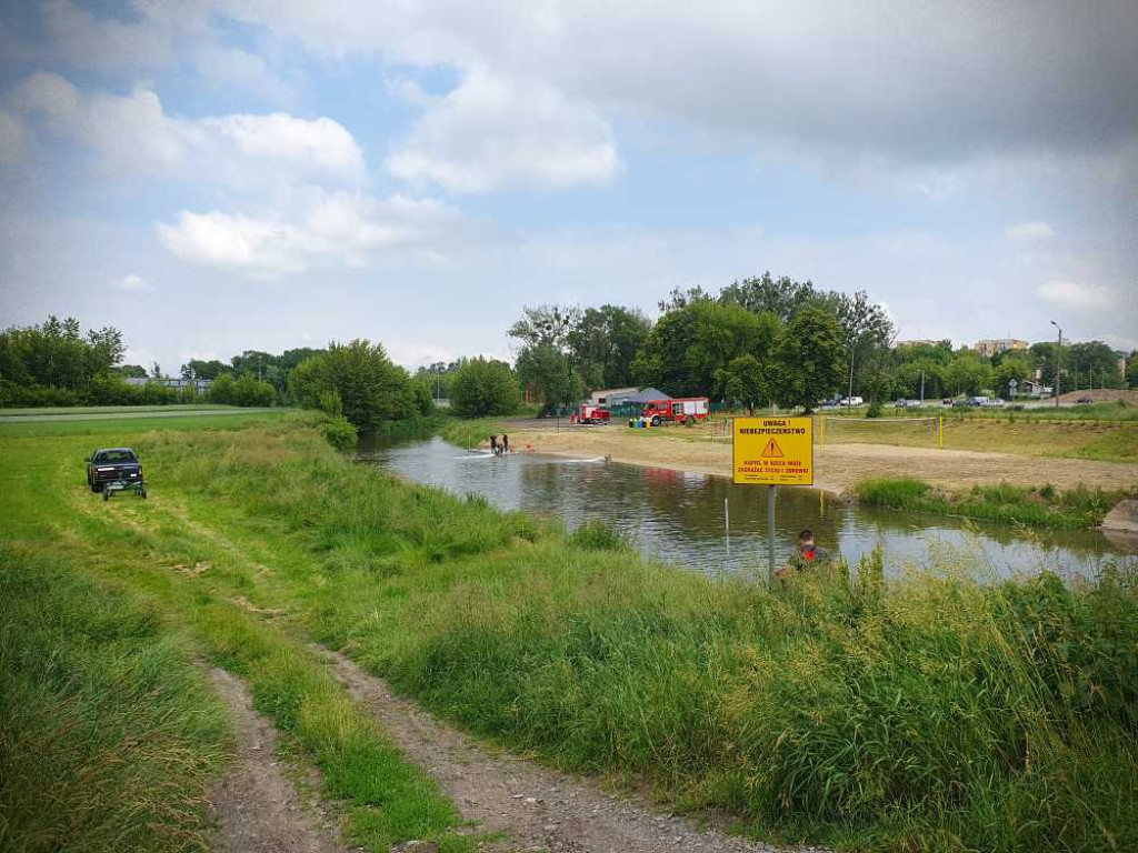 Hrubieszów: Śnięte ryby w Huczwie. Strażacy napowietrzają wodę [ZDJĘCIA]