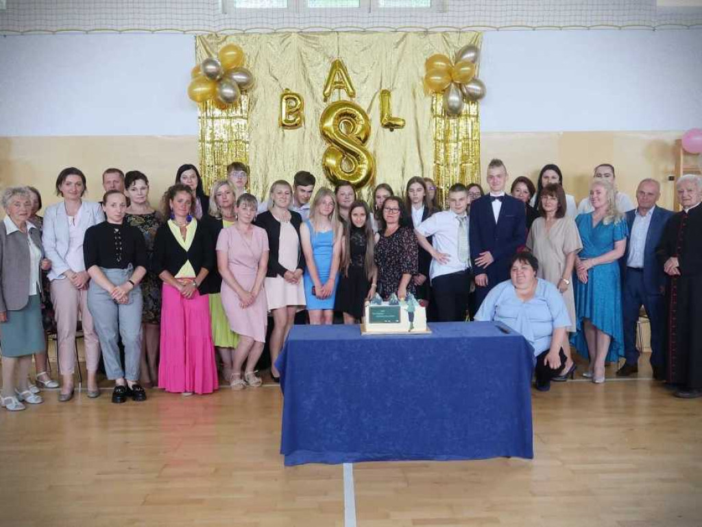Bal ósmoklasisty w Mienianach [ZDJĘCIA]
