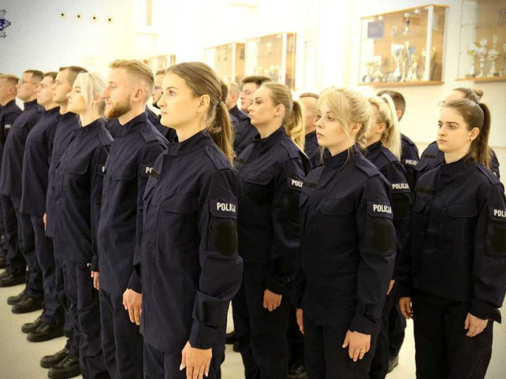 Nowi policjanci ślubowali. Zasilą również szeregi hrubieszowskiej komendy [ZDJĘCIA]