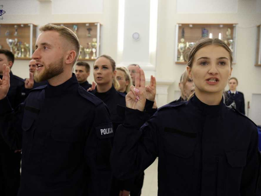 Nowi policjanci ślubowali. Zasilą również szeregi hrubieszowskiej komendy [ZDJĘCIA]