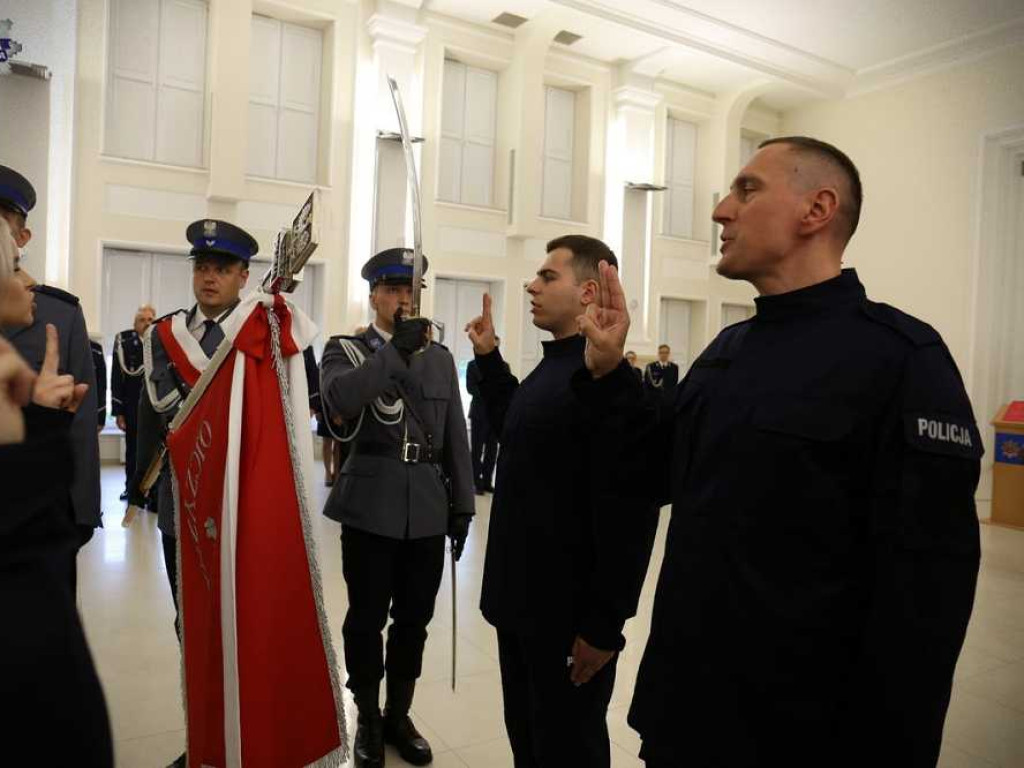 Nowi policjanci ślubowali. Zasilą również szeregi hrubieszowskiej komendy [ZDJĘCIA]